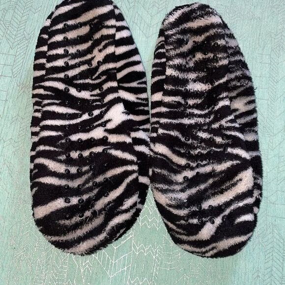 SIZE 7-8 Zebra slippers Bedroom/House shoes, plush black,white & pink, non-skid - Picture 3 of 8